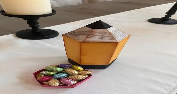 Image of the final product that is a pencil box with some chocolates at the bottom